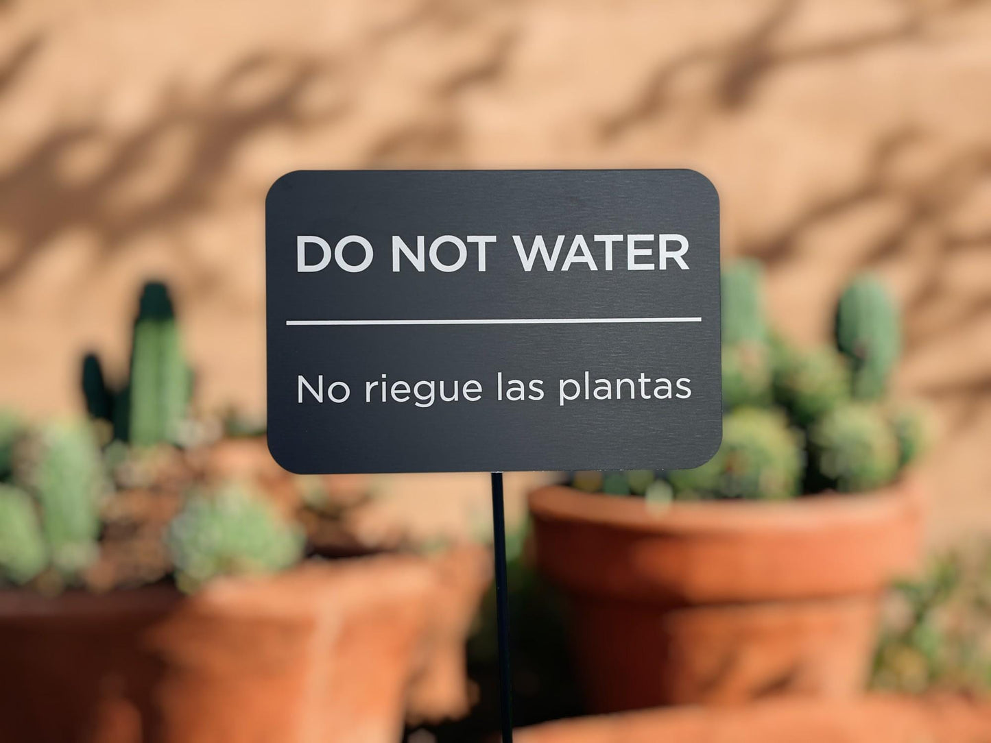 “DO NOT WATER” - Bilingual Outdoor Sign with Aluminum Plate & Steel Ground Stake | HOA-Friendly